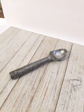 Metal Ice Cream Scoop #1 Vintage Metal Ribbed 6 3/4"
